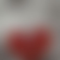 un coeur rouge sur le sol qui est brisé aimer et souffir à découvrir en psychothérapie à brignoles