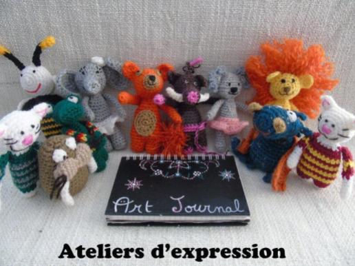 Peluches crochetées colorées autour d’un carnet Art Journal, avec le texte Ateliers d’expression sur fond clair.