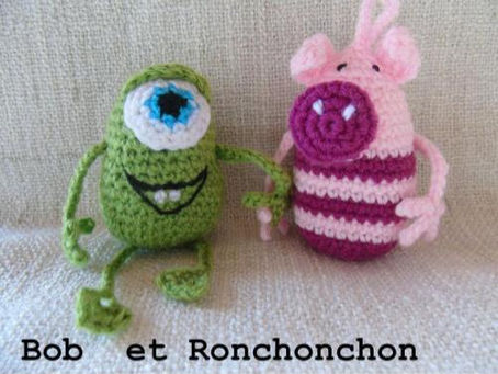 cochon au crochet et bob razowski au crochet. Texte "bob et ronchonchon"