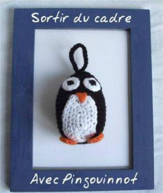 Pingouin au crochet posé au milieu d'un cadre vide. Texte "Sortir du cadre avec Pingouinnot"