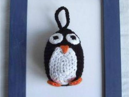 Pingouin au crochet posé au milieu d'un cadre vide. Texte "Sortir du cadre avec Pingouinnot"