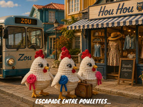 Trois poules en crochet avec valises devant une boutique Hou Hou; bus ZOU, panneau Nouvelle Collection, ambiance joyeuse.
