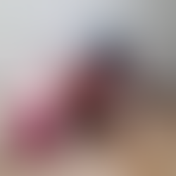 animaux au crochet cochon, morse, oiseau bleu sur un tracteur rouge à la ferme de nana fafo