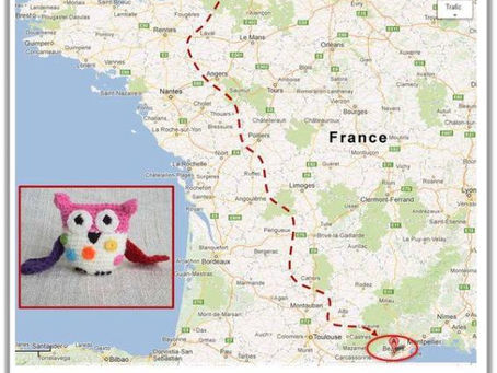 chouette au crochet colorée et une carte de France qui montre le chemin entre Lisieux et Béziers. Texte "direction... Béziers"