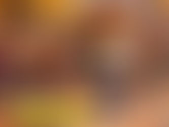 Lion en crochet et trois fillettes singes sur un campus d’automne, cœurs flottants; texte: LÉO, LE PROF DE SPORT.