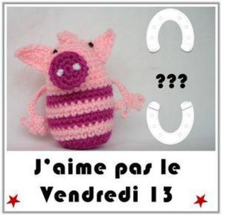 cochon au crochet à côté de fer à cheval. Texte "J'aime pas le vendredi 13"