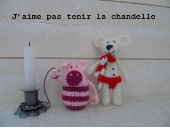 cochon au crochet qui tient une bougie à côté d'un ours blanc au crochet avec un slip rouge et une écharpe