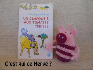 Livre Un clafoutis aux tomates cerises près d’une peluche cochon rose rayée sur fond beige; texte : C’est qui ce Hervé ?