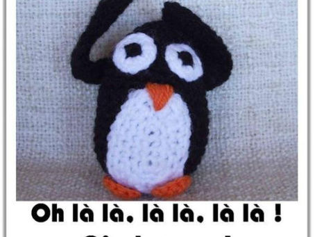 un pingouin au crochet qui lève les bras. Texte "Oh là là, là là, là là ! C'est grave !"