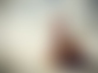 une femme sur une pile de vieux livres lit un livre psychanalyse Brignoles