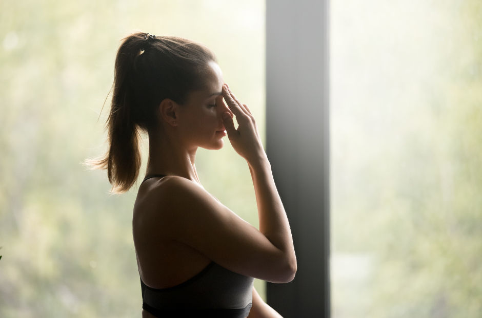 femme pratiquant la respiration alterné