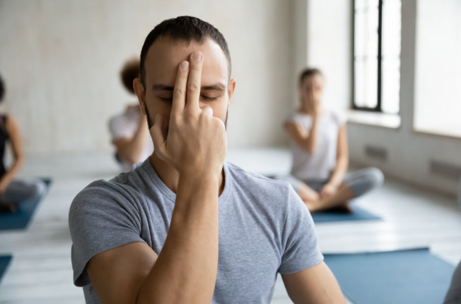 homme pratiquant la repirations alterné