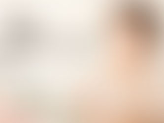 化粧水が染みて肌荒れに困っている女性