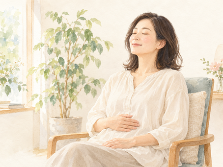 椅子に座り、お腹に手を添えて穏やかに呼吸する女性のイラスト