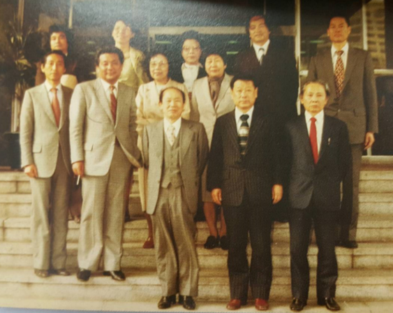 林秋山與鍾肇政(前排右一)、尹雪曼(右二) 組中日文化訪問團，與日本文化界作家加強聯繫。