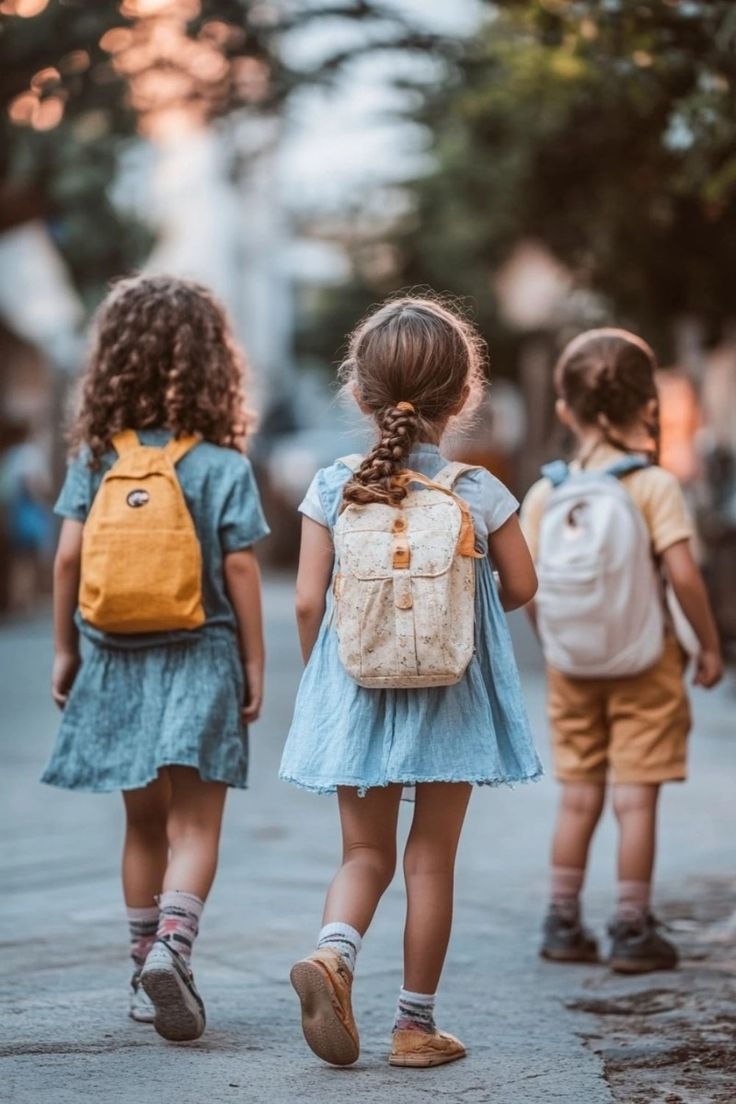 des enfants qui marchent