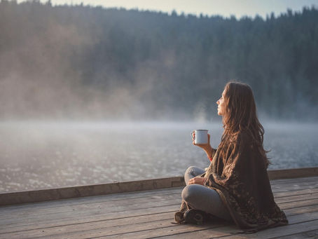 Une femme qui est sereine au bord d'un lac