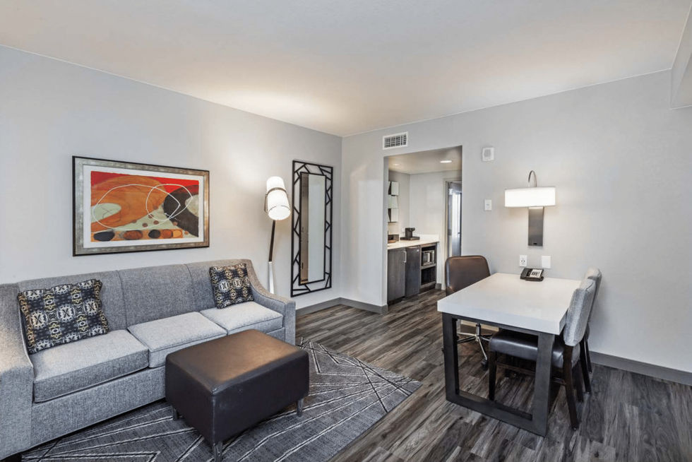 Hilton Embassy Suites Standard Parlor - Houston Energy Corridor - Energy Plaza