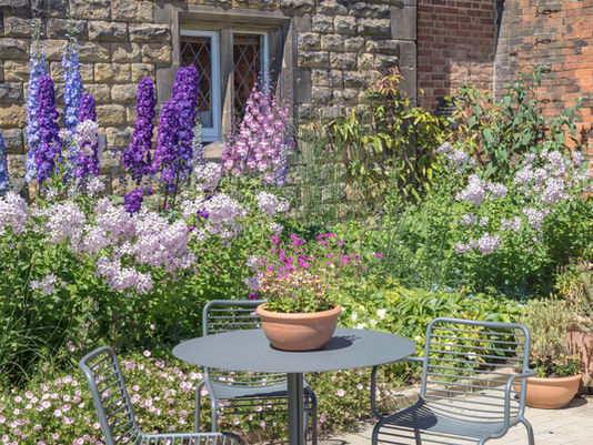 How to create a cottage garden in a small space
