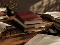 Livros em cima de uma mesa