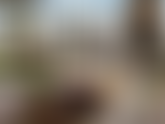 Foto ilustra pratos típicos da feijoada servidos em uma mesa de madeira com a vista da cidade de São Paulo ao fundo