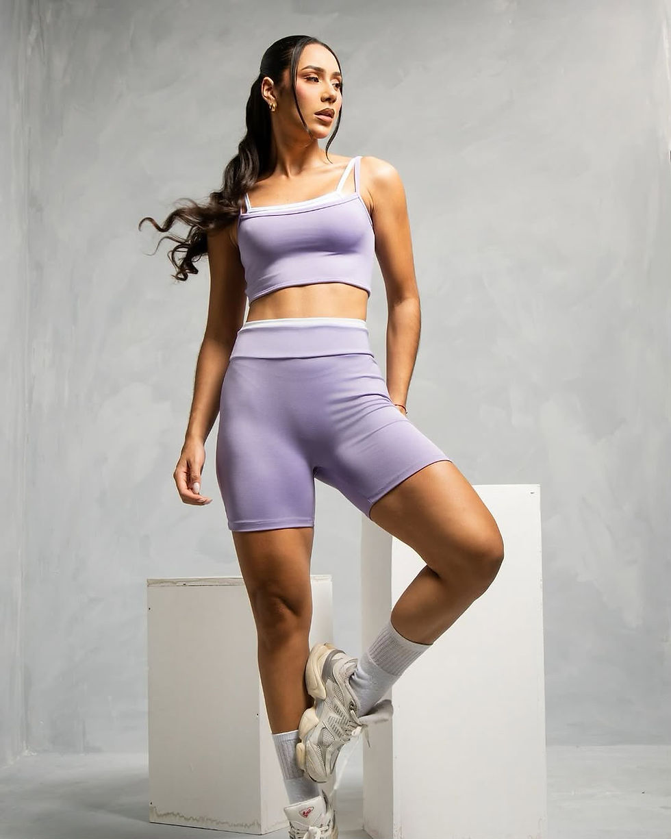 Foto em modelo de frente na cor lilas