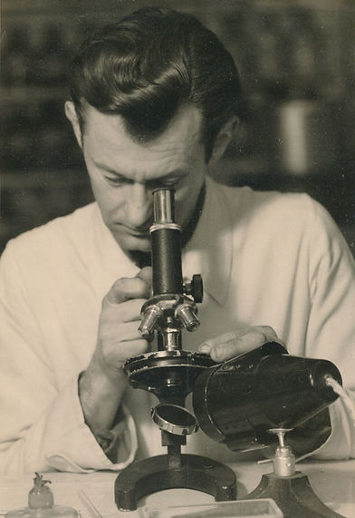 Alte Aufnahme von Prof. Dr. Manfred Kühnert mit einem Mikroskop