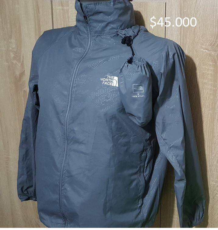 Chaquetas Rompevientos North Face y AKKO