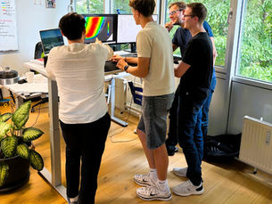 Gruppenfoto von Praktikant Jakob mit den eMoSys-Kollegen Marcel, Alexander und Stefan nach einem praxisnahen Einblick in verschiedene Unternehmensbereiche von eMoSys.