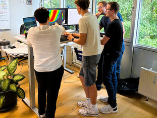Gruppenfoto von Praktikant Jakob mit den eMoSys-Kollegen Marcel, Alexander und Stefan nach einem praxisnahen Einblick in verschiedene Unternehmensbereiche von eMoSys.