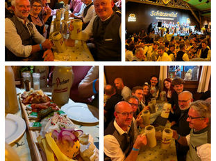 eMoSys Team mit Kunden und Partnern beim gemeinsamen Oktoberfest-Abend in der Schützenlisl auf der Oidn Wiesn.