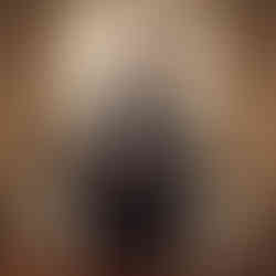 un homme moustachu dans sa salle de bain en train de prendre soin de sa moustache