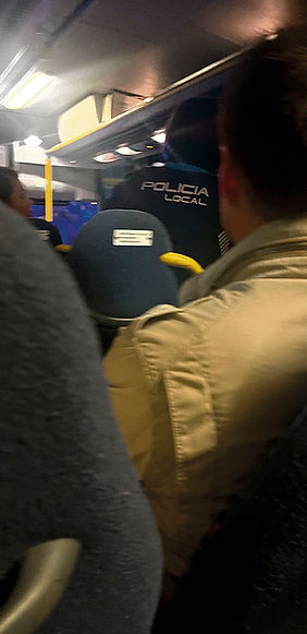 Un agente de Policía en el interior del autobús. (E. F.)