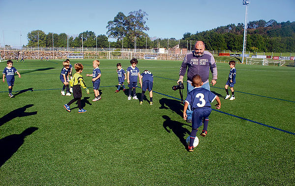 Una de las sesiones de fotos con los jugadores de la cantera realizada a finales de octubre. (L. V.)