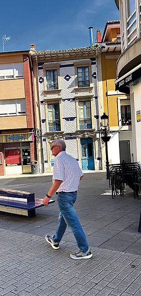 El edificio tiene los característicos azulejos blancos y azules. (L. V.)