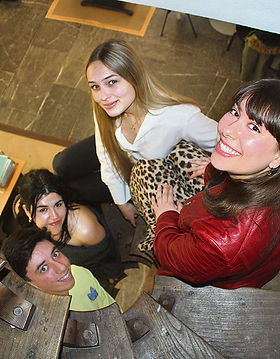 Los estudiantes, en las escaleras, del instituto de Luanco. (L. V.)