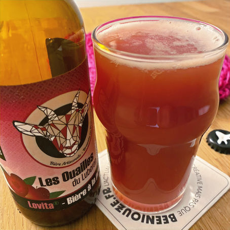 Une bière artisanale à la prune brassée à Cheval Blanc dans le Vaucluse par la brasserie Les Ouailles du Luberon.