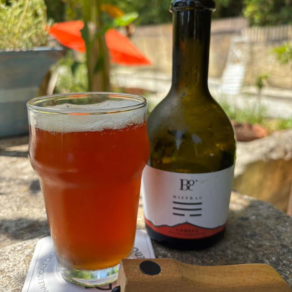 Mistrau, bière "made in Provence" de la brasserie artisanale Boc. C'est une ambrée qui fait honneur à son style avec son aromatique de pain toasté, de brioche contrebalancé par des notes végétales presque florales. Fine, légère, elle est brassée par Peggy et Anthony Rambault à Cairanne, fief viticole qui a su faire une place à cette micro-brasserie au centre du village et lors de sa fête des vins (la 51e, c'est le 26 juillet prochain !).