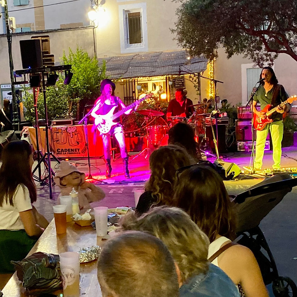 Plan B, le trio marseillais de reprises pop-rock qui a assuré trois heures de concert non stop impeccables, n'est pas étranger au succès de ce Cadenet met la pression qui s'est prolongé bien après minuit.