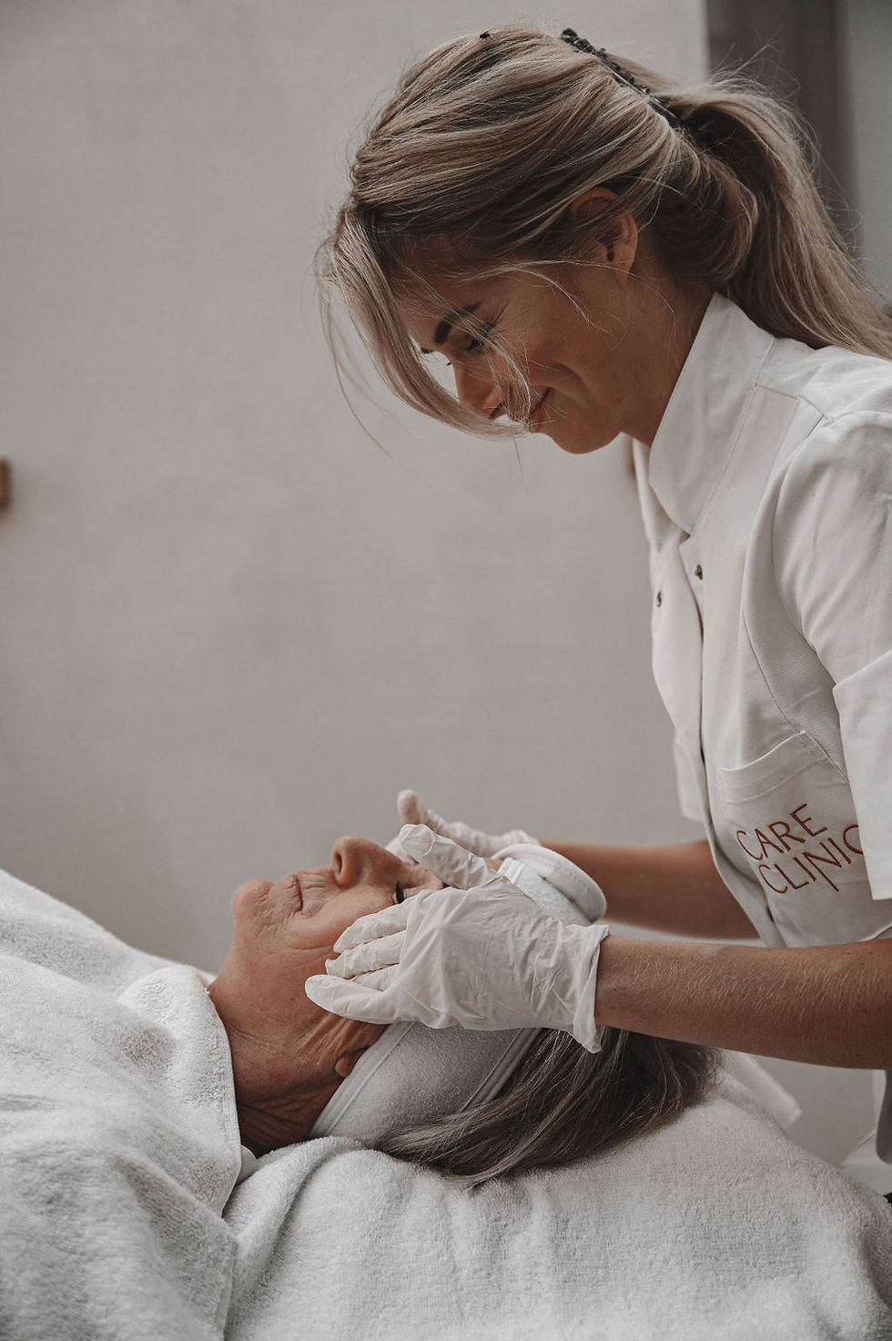 Anouck geeft een bindweefselmassage bij Care Clinic Apeldoorn