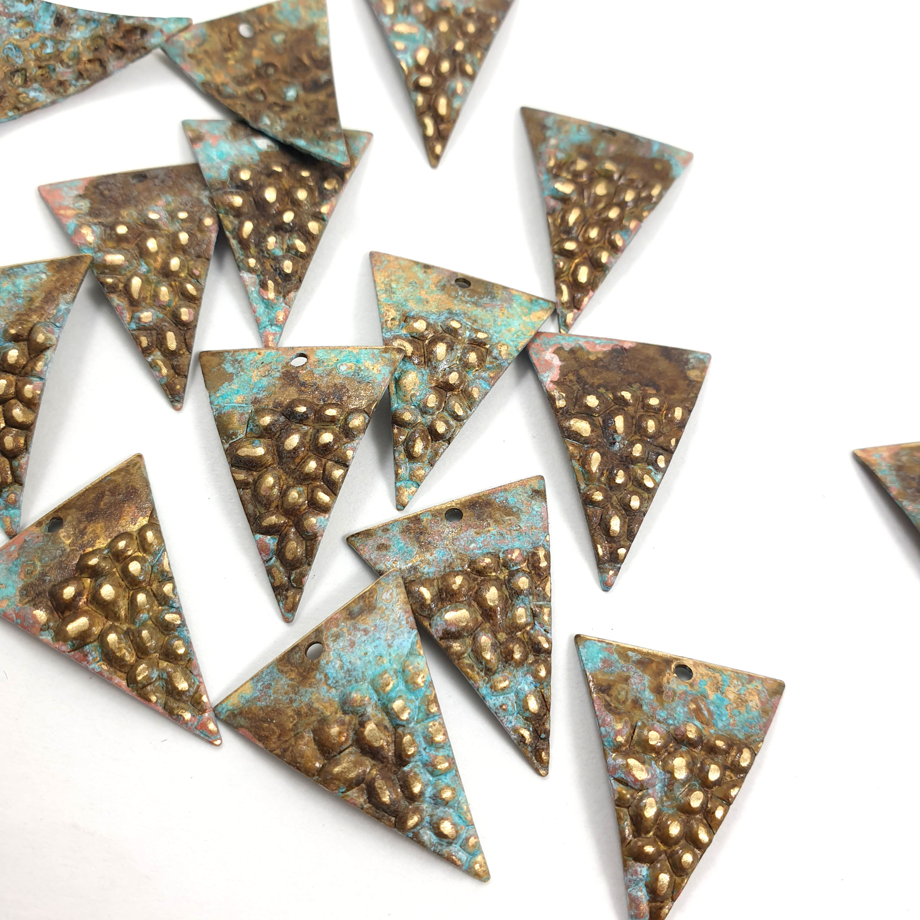 12ps Triangle wavy charms Rustic vintage patina 1 Hole 951
