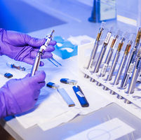 參加者發生“不良事件”後,強生公司的冠狀病毒疫苗試驗暫停