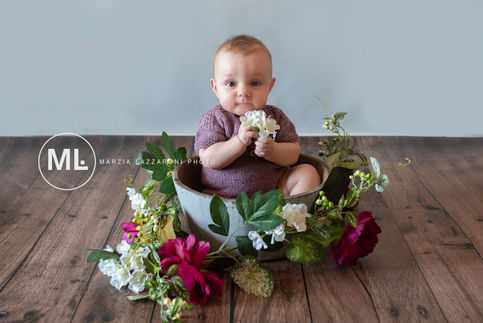 Bambino sorridente con fiori, Marzia Lazzaroni