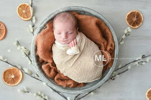 Neonato avvolto in una coperta, ML Marzia Lazzaroni