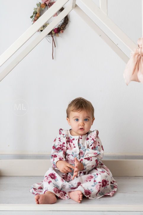 Bambina sorridente in vestito floreale