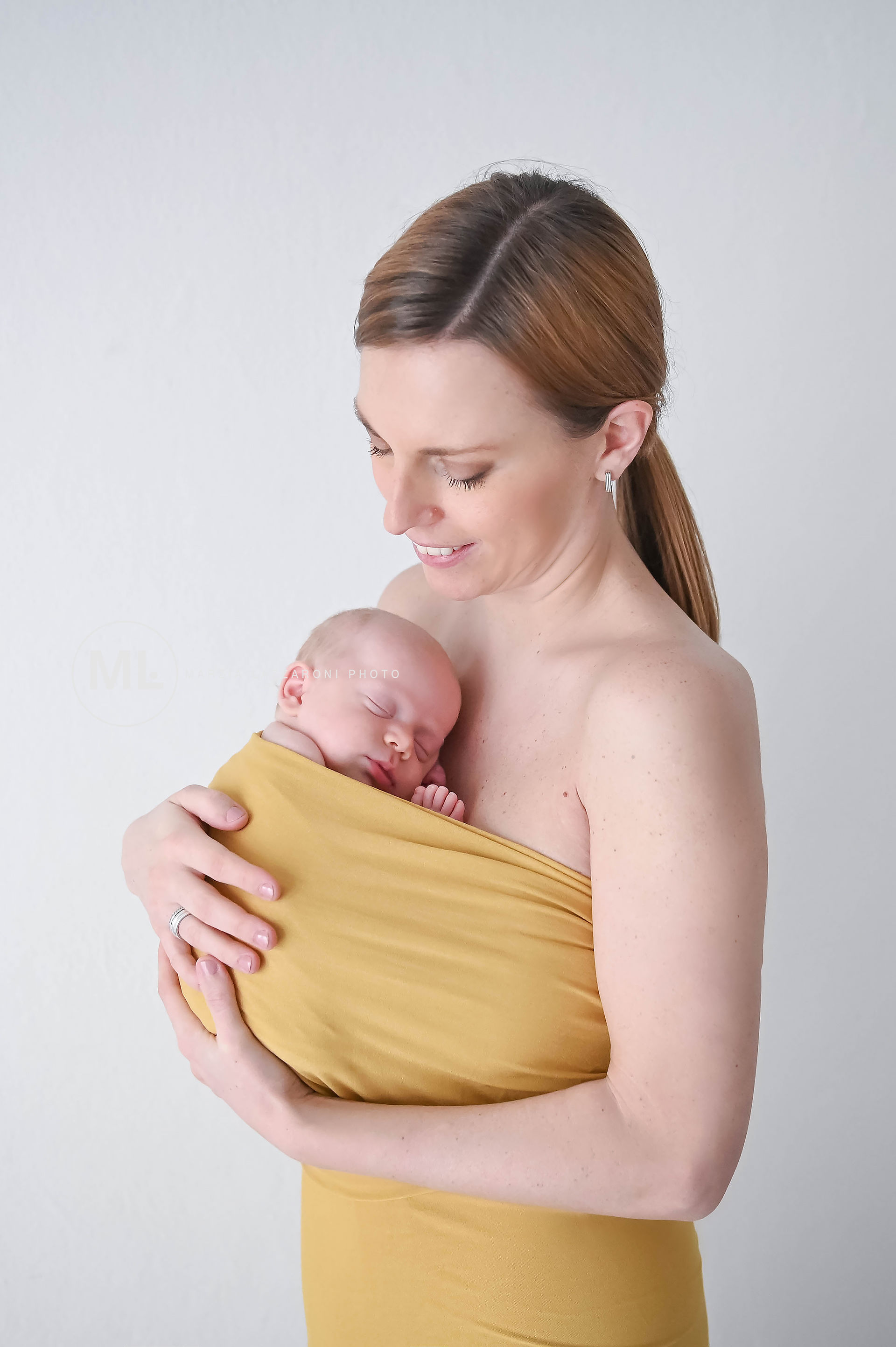 mamma con neonato in braccio