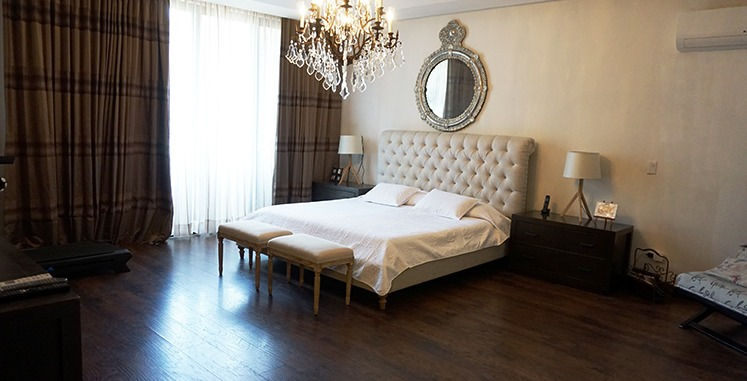 Miniatura: Clayton, Embassy Club