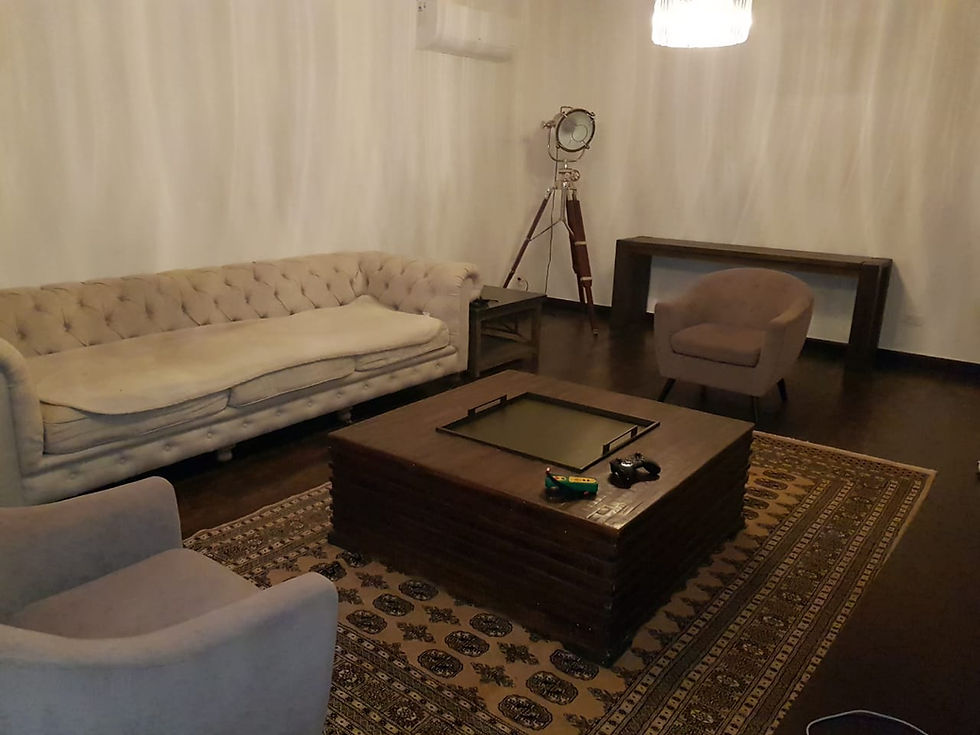 Miniatura: Clayton, Embassy Club