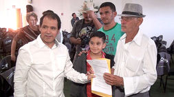 Governador do DF e secretário de agricultura entregaram Títulos de Posse para produtores rurais dura