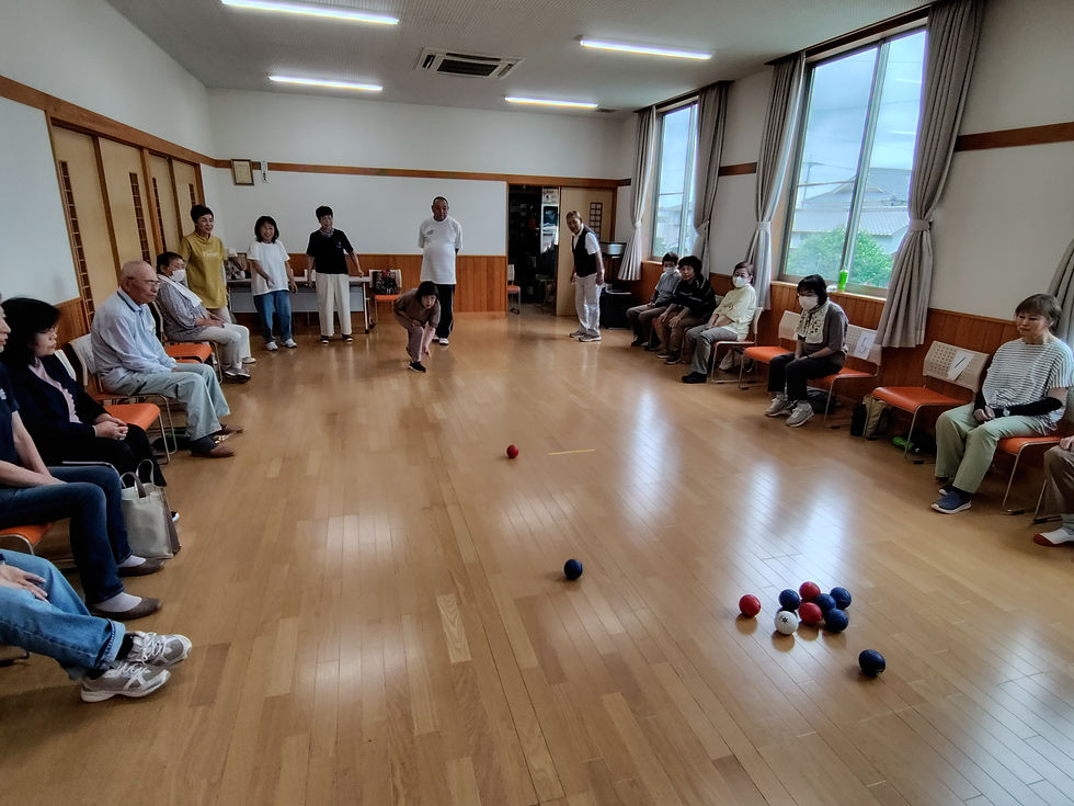 白いジャックボールをめがけて投球